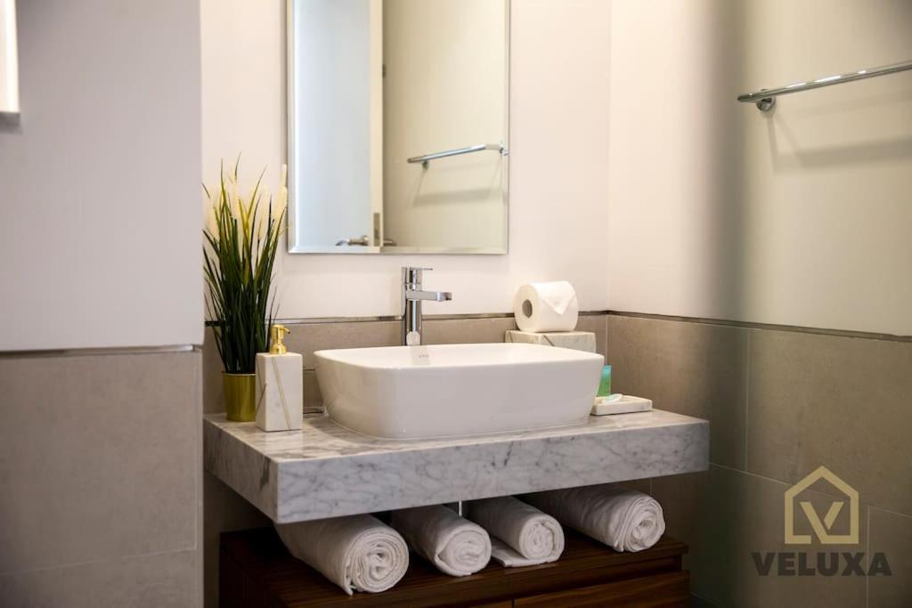Veluxa - Luxury And Bright 1 Bedroom Apartment, Burj View! Dubai Exterior foto
